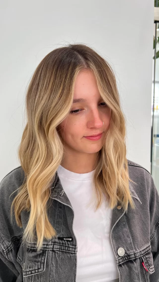 Lived-in Timeless Blonde 🕰️💛

Color and cut by @betsabethhair ✨

#blondebalayage #chicagohairstylist #chicagohairsalon #chicagobalayage #livedinbalayage 

hair inspo | blonde balayage | chicago hairstylist | chicago hair salon | chicago blonde balayage | timeless blonde | lived in blonde balayage |